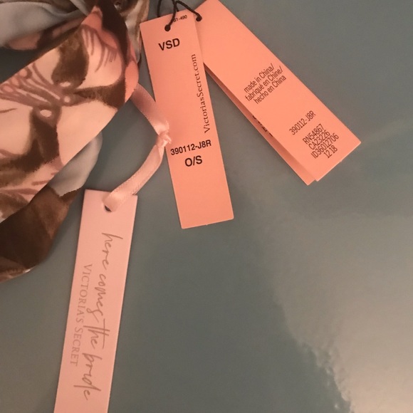 Victoria’s Secret floral tie bow scrunchie - Picture 3 of 4